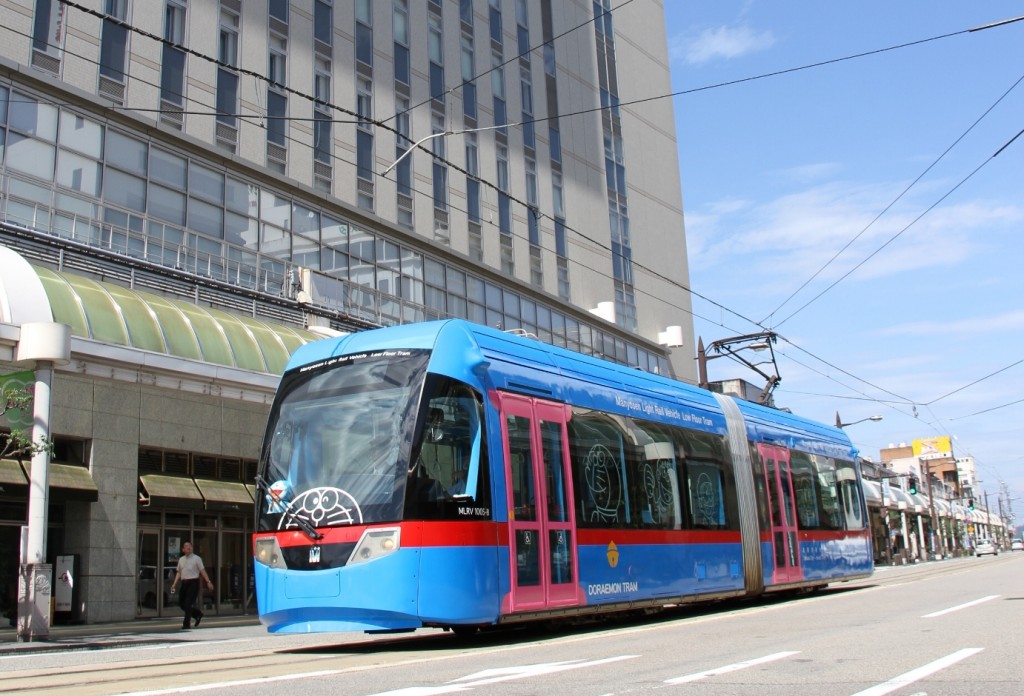 さ*ん様 万葉線　MLRV1000型 赤のアイトラム　青のドラえもん　2点セット 改造プラレール] 万葉線MLRV1000形「アイトラム」の一般塗装車を